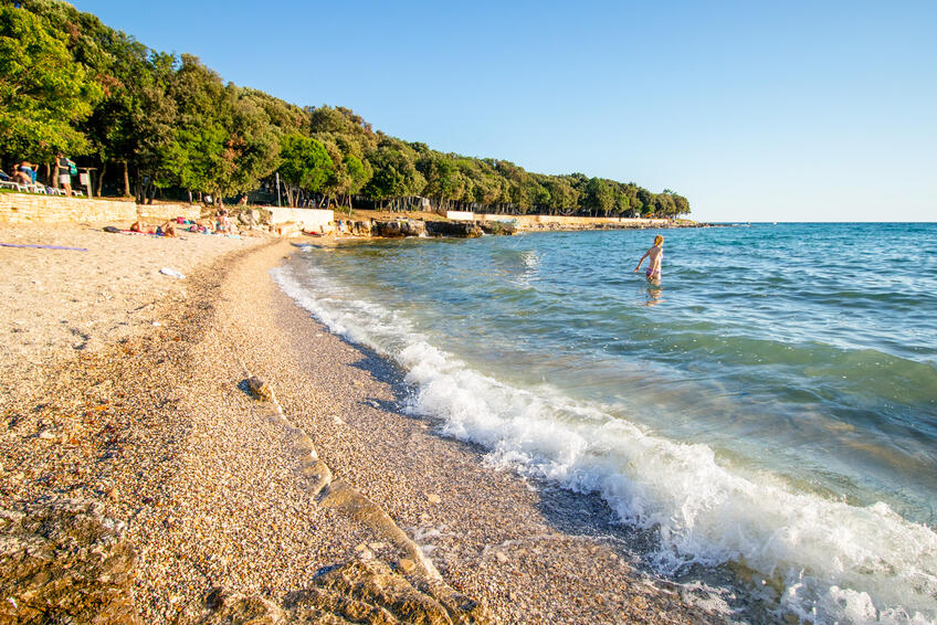 What makes the beach of San Polo in Bale one of the best seaside spots in Istria? [1]
