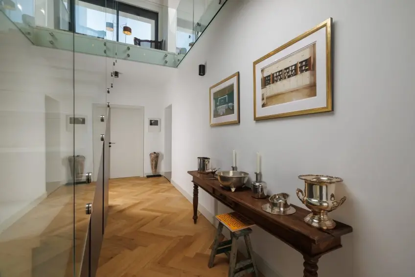 Hal en galerij op de eerste verdieping van Villa BB