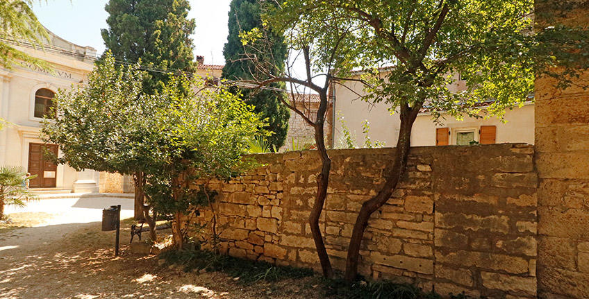 Courtyard Castel Bale - Valle [3]