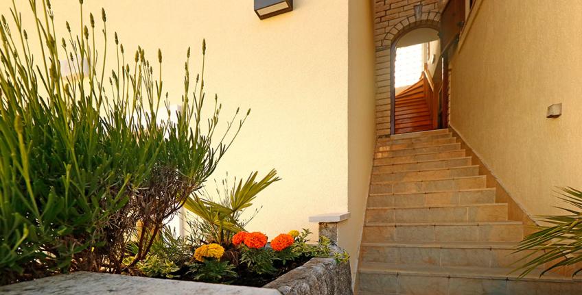 Dado apartmaj [6]