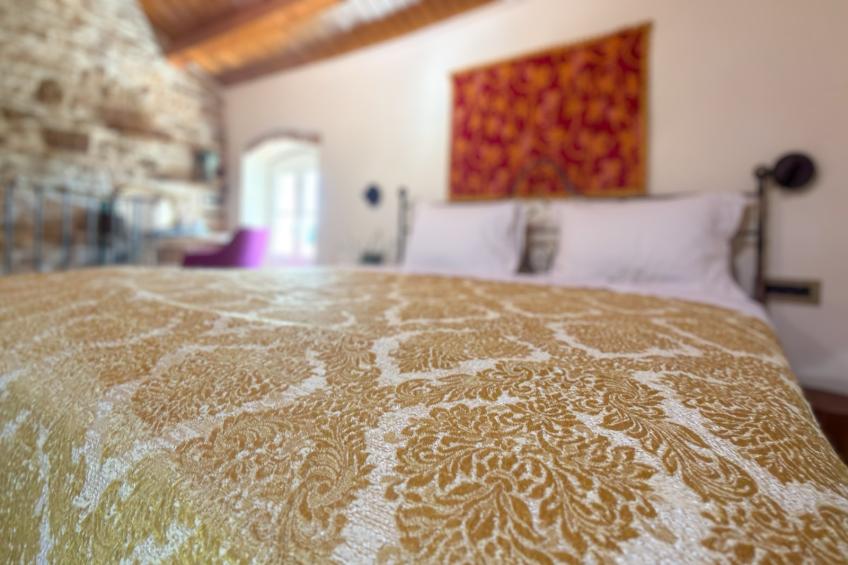 Detalj spavaće sobe s noćnom rasvjetom