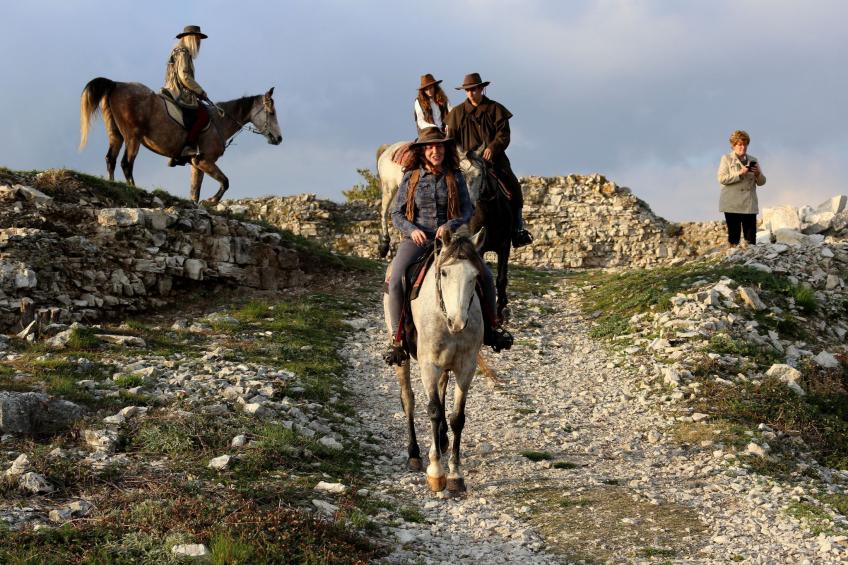 Eine Reitergruppe auf dem Hauser-Pfad oberhalb der Bucht von Raša