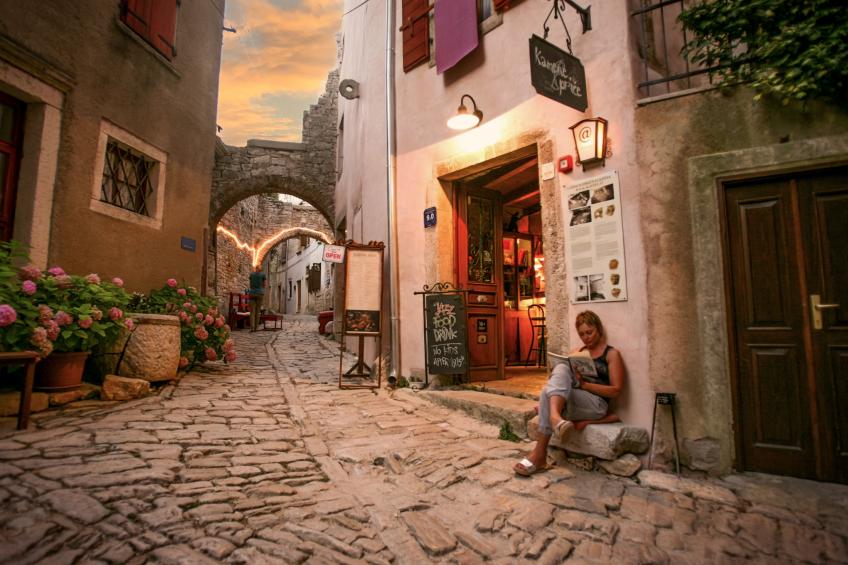 Psssttt... A Valle, dopo la pausa invernale, apre l'iconica Jazz Taverna Kamene priče, Blog
