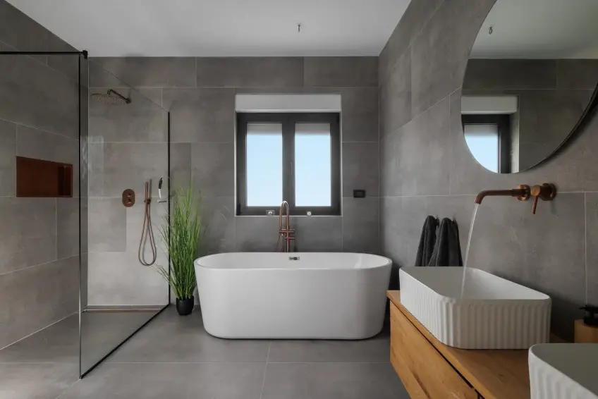 Badkamer met bad en douche in Villa BB