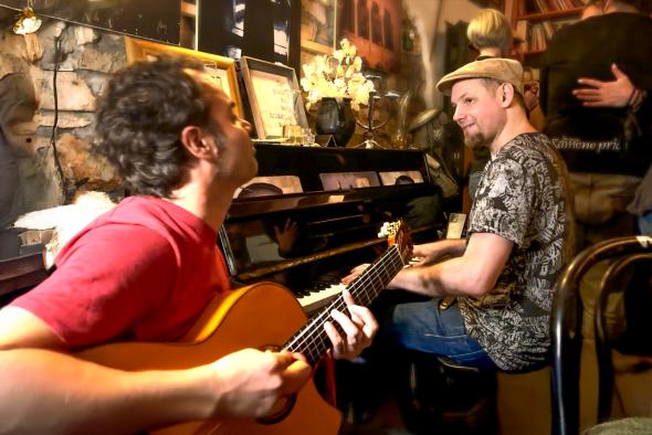 Goran in Arnold bosta cel dan igrala v Kamenih pričah