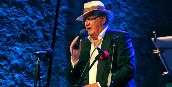 Gospod Stjepo poje in igra mediteranske šansone