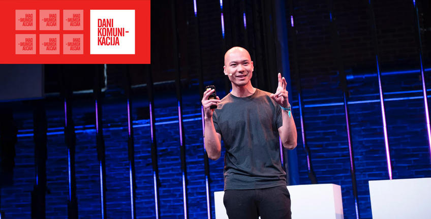 Roboter kommen und gehen zur großen Tür [3]