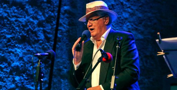 Il signor Stjepo canta e suona canzoni mediterranee