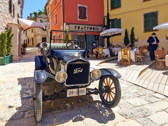 Da li kič, kaos, buka i svjetlosno onečišćenje trebaju biti zaštitni znak hrvatskog turizma? Da li kič, kaos, buka i svjetlosno onečišćenje trebaju biti zaštitni znak hrvatskog turizma?