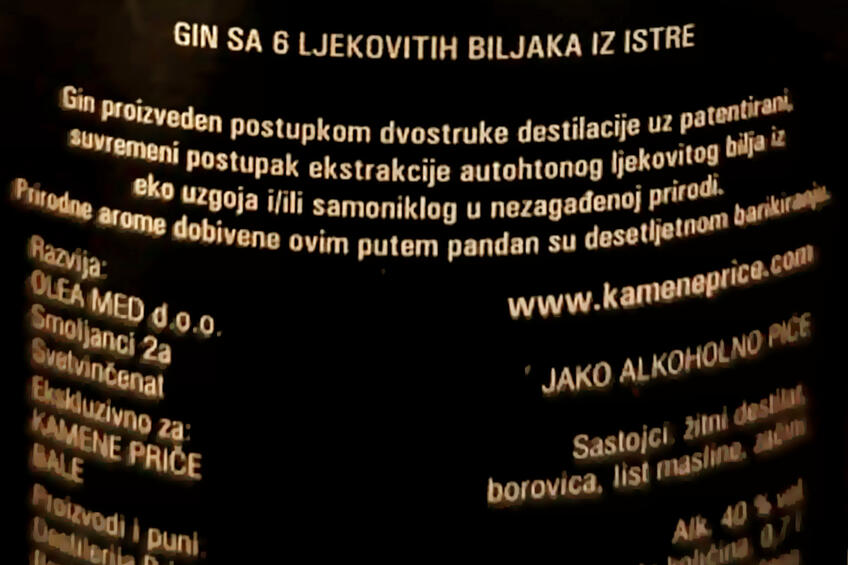 Gin slaat de klok in de beroemde jazztaverne Kamene priče (Stenen Verhalen) in Bale [4]