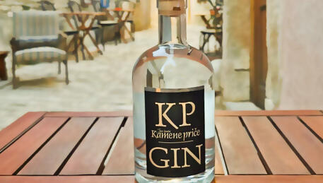 Il gin batte il tempo nella famosa taverna jazz Kamene priče (Storie di pietra) a Bale Il gin batte il tempo nella famosa taverna jazz Kamene priče (Storie di pietra) a Bale