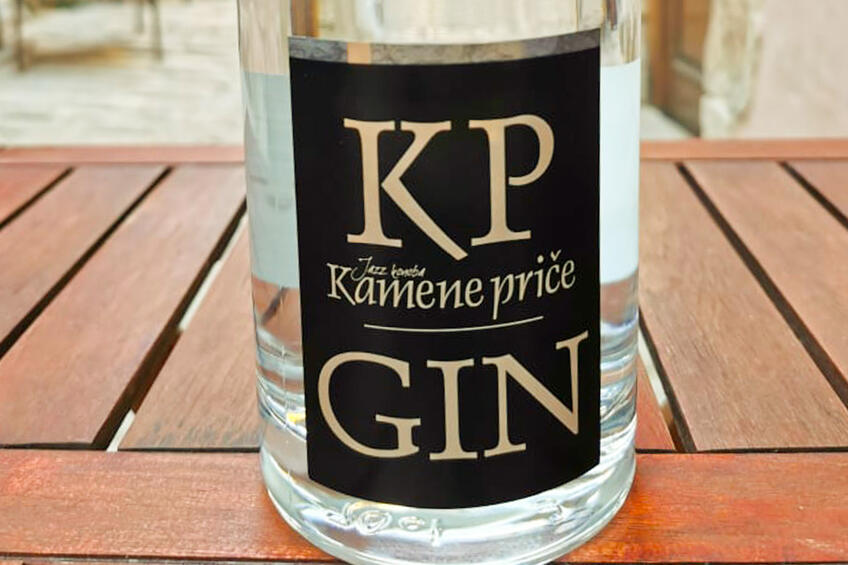 Gin slaat de klok in de beroemde jazztaverne Kamene priče (Stenen Verhalen) in Bale [3]