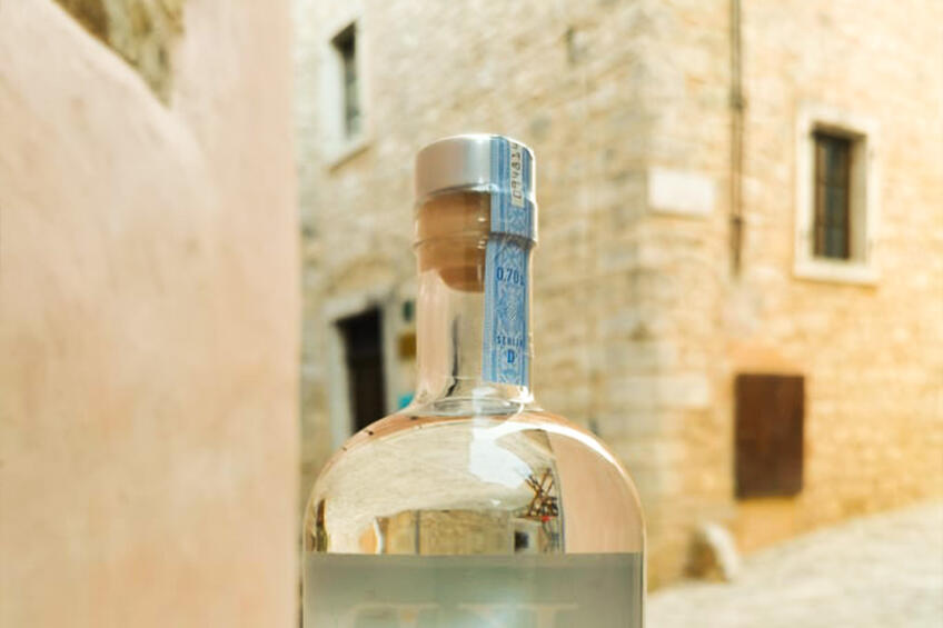 Gin slaat de klok in de beroemde jazztaverne Kamene priče (Stenen Verhalen) in Bale [2]