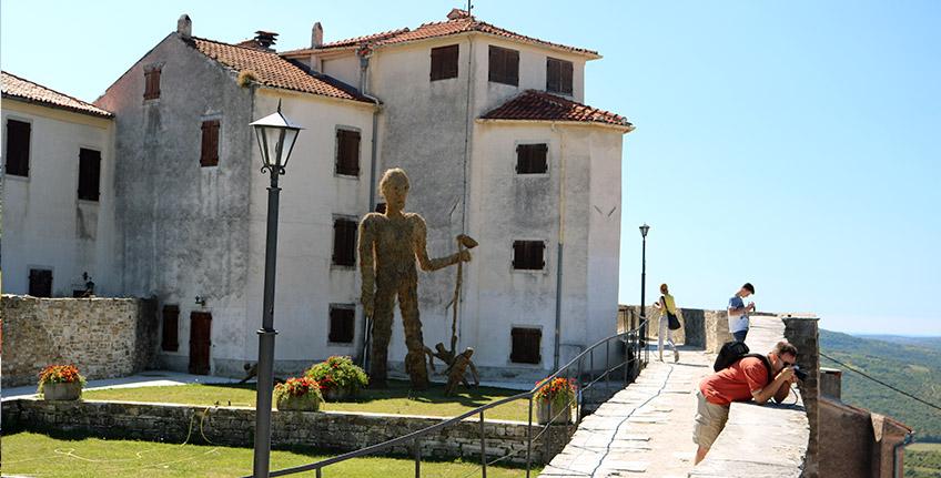 Montona [8]