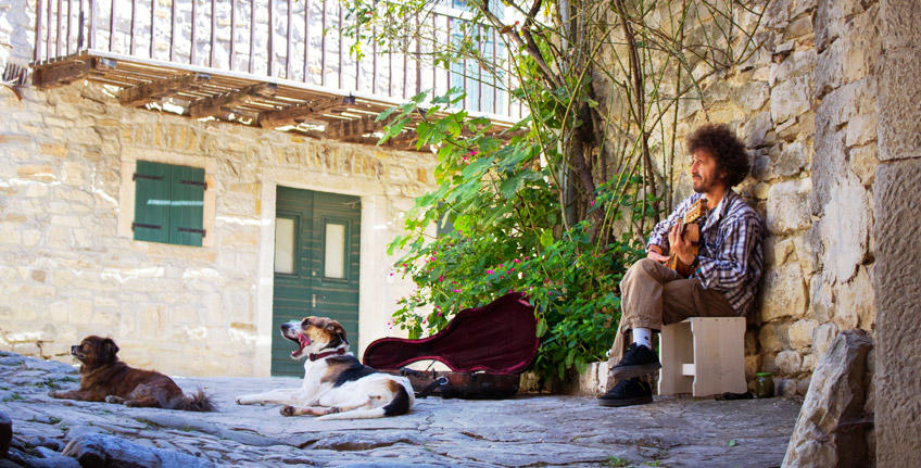 Hum – the smallest town in the world [2]