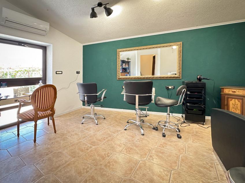 Funky Cut - Kapsalon, Info [4]