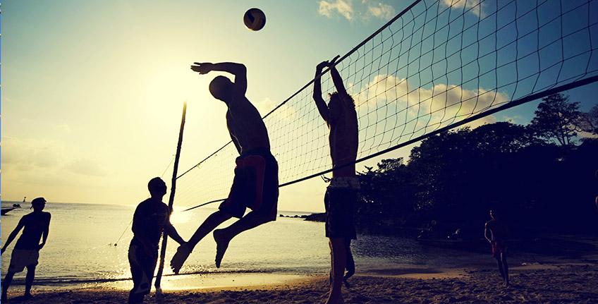 Beachvolleybal aan de kust bij Bale
