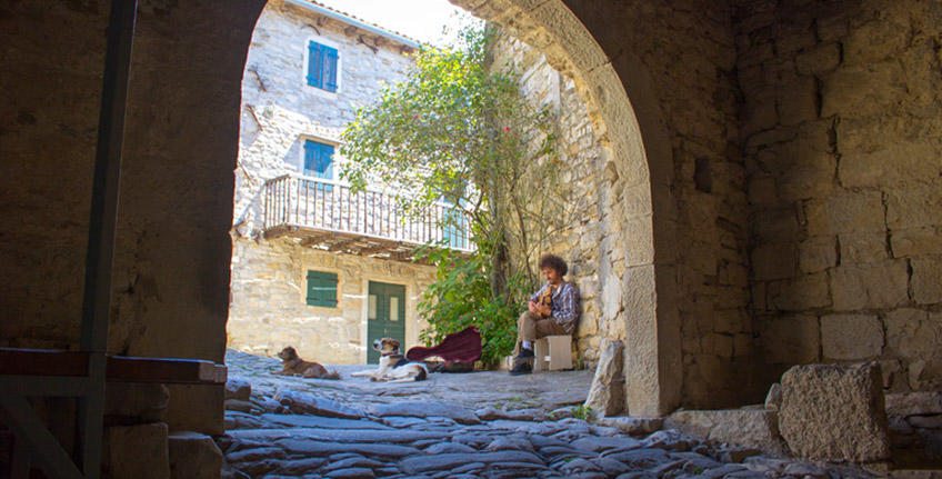 Hum – the smallest town in the world [12]