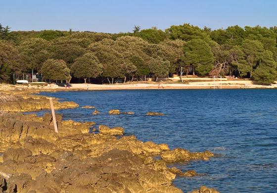 U neposrednoj blizini Bala nalazi se, 2 kilometra duga, šljunčano-stjenovita plaža Colone
