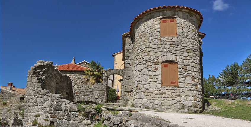 Hum – the smallest town in the world [9]